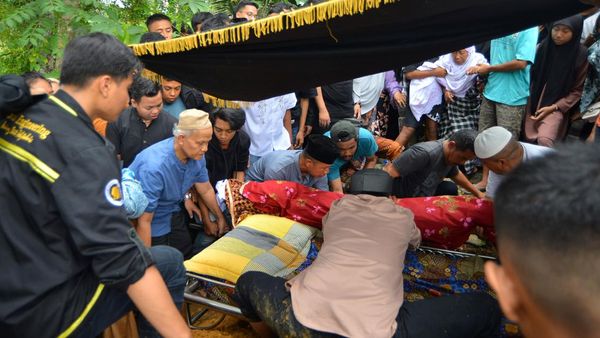 Momen Pilu Pemakaman Pendaki yang Tewas di Gunung Marapi