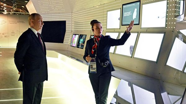 Momen Putin Pamer Tombol Nuklir Rusia ke Publik