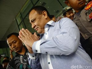 Firli Bahuri Bungkam Seusai Diperiksa Dewas KPK Firli Bahuri Bungkam Seusai Diperiksa Dewas KPK