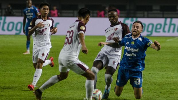 Pesepak bola Persib Bandung Marc Klok (kanan) berebut bola dengan pesepak bola PSM Makassar Mansaray Nabay (kedua kanan) saat pertandingan lanjutan BRI Liga 1 di Stadion Gelora Bandung Lautan Api, Bandung, Jawa Barat, Senin (4/12/2023). Pertandingan tersebut berakhir imbang dengan skor akhir 0-0. ANTARA FOTO/Novrian Arbi/nym.