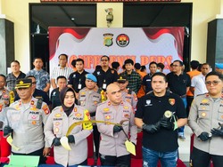 Polres Bekasi Sikat Perjudian-Curanmor, Ayam Jago hingga Celurit Disita