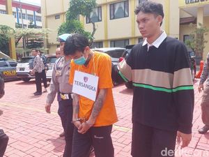 Hilangkan Jejak, Alung Buang Seprai Bernoda Darah Wulan ke Tempat Sampah Hilangkan Jejak, Alung Buang Seprai Bernoda Darah Wulan ke Tempat Sampah