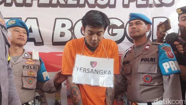 Polresta Bogor Kota merilis kasus Alung tersangka pembunuhan Wulan di Bogor. Tersangka Alung dihadirkan dalam jumpa pers di Mapolresta Bogor Kota, Jalan Kapten Muslihat, Kota Bogor, Selasa (5/12/2023).