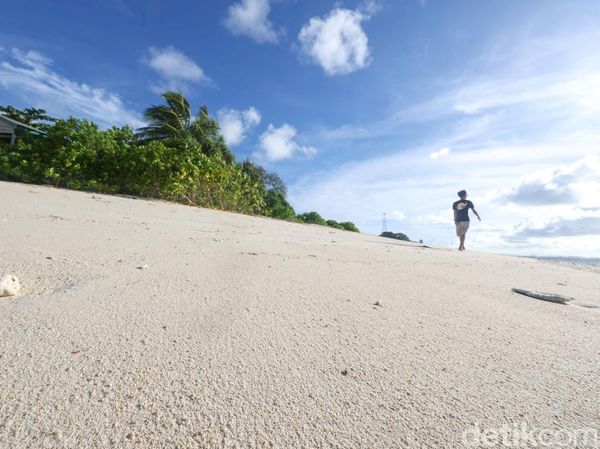 Putihnya Pasir Pantai di Pulau Senoa Natuna