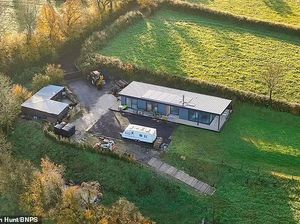 Pria Kaya Diminta Hancurkan Rumah Seharga Rp 9,7 Miliar