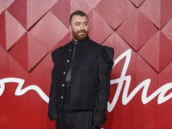 Sam Smith Terima Penghargaan Cultural Innovator, Gaun Dramatis Menemani