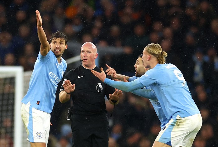 Soccer Football - Premier League - Manchester City v Tottenham Hotspur - Etihad Stadium, Manchester, Britain - December 3, 2023 Manchester Citys Erling Braut Haaland with teammates remonstrate with referee Simon Hooper REUTERS/Carl Recine NO USE WITH UNAUTHORIZED AUDIO, VIDEO, DATA, FIXTURE LISTS, CLUB/LEAGUE LOGOS OR LIVE SERVICES. ONLINE IN-MATCH USE LIMITED TO 45 IMAGES, NO VIDEO EMULATION. NO USE IN BETTING, GAMES OR SINGLE CLUB/LEAGUE/PLAYER PUBLICATIONS.