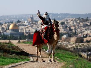 Aksi Sinterklas Naik Unta Keliling Yerusalem Serukan Perdamaian