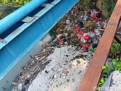 Banyak Tumpukan Sampah di Sodetan Kali Ciliwung, Begini Tanggapan Pengelola