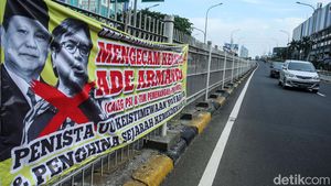 Spanduk Kecaman Keras untuk Ade Armando Mejeng di Jakarta