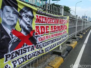 Spanduk Kecaman Keras untuk Ade Armando Mejeng di Jakarta Spanduk Kecaman Keras untuk Ade Armando Mejeng di Jakarta