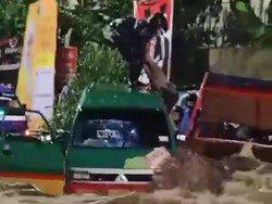 Angkot Terjebak Banjir di Cimahi, Penumpang Dievakuasi dari Jendela