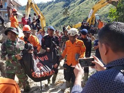 15 Alat Berat Dikerahkan Bantu Pencarian 10 Korban Banjir Bandang Humbahas