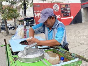 Cerita Tugino Penjual Es Puter yang Sudah Puluhan Tahun Keliling Sidoarjo
