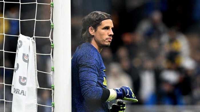 Soccer Football - Serie A - Inter Milan v Frosinone - San Siro, Milan, Italy - November 12, 2023 Inter Milans Yann Sommer during the warm up before the match REUTERS/Daniele Mascolo
