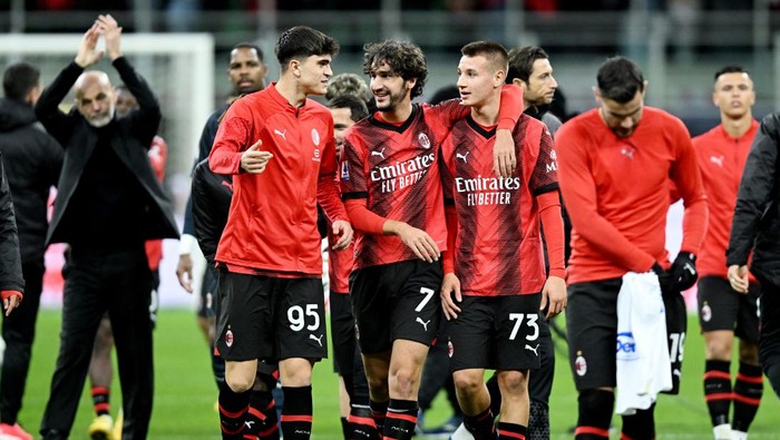 Soccer Football - Serie A - AC Milan v Frosinone - San Siro, Milan, Italy - December 2, 2023 AC Milans Davide Bartesaghi, Yacine Adli and Francesco Camarda celebrate after the match REUTERS/Daniele Mascolo