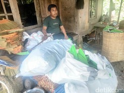 Mulianya Ahmad Bikin Sekolah Gratis untuk Anak-anak Pelosok Cianjur