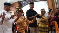 Aksi Ganjar Menari Kanjar Ganjur Saat Kunjungi Kesultanan Kutai Kartanegara