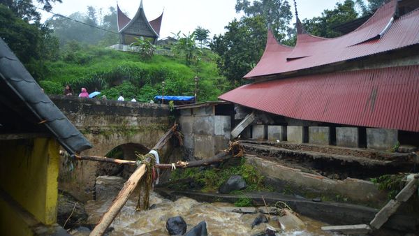 Banjir Menerjang Pariangan Imbas Hujan Lebat di Lereng Gunung Marapi