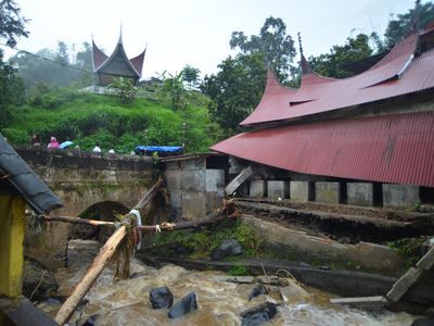 Banjir Menerjang Pariangan Imbas Hujan Lebat di Lereng Gunung Marapi