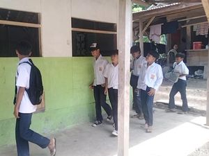 Semangat Belajar Siswa SMP IT Pancuh Tilu Meski Sekolah Pakai Sandal Semangat Belajar Siswa SMP IT Pancuh Tilu Meski Sekolah Pakai Sandal