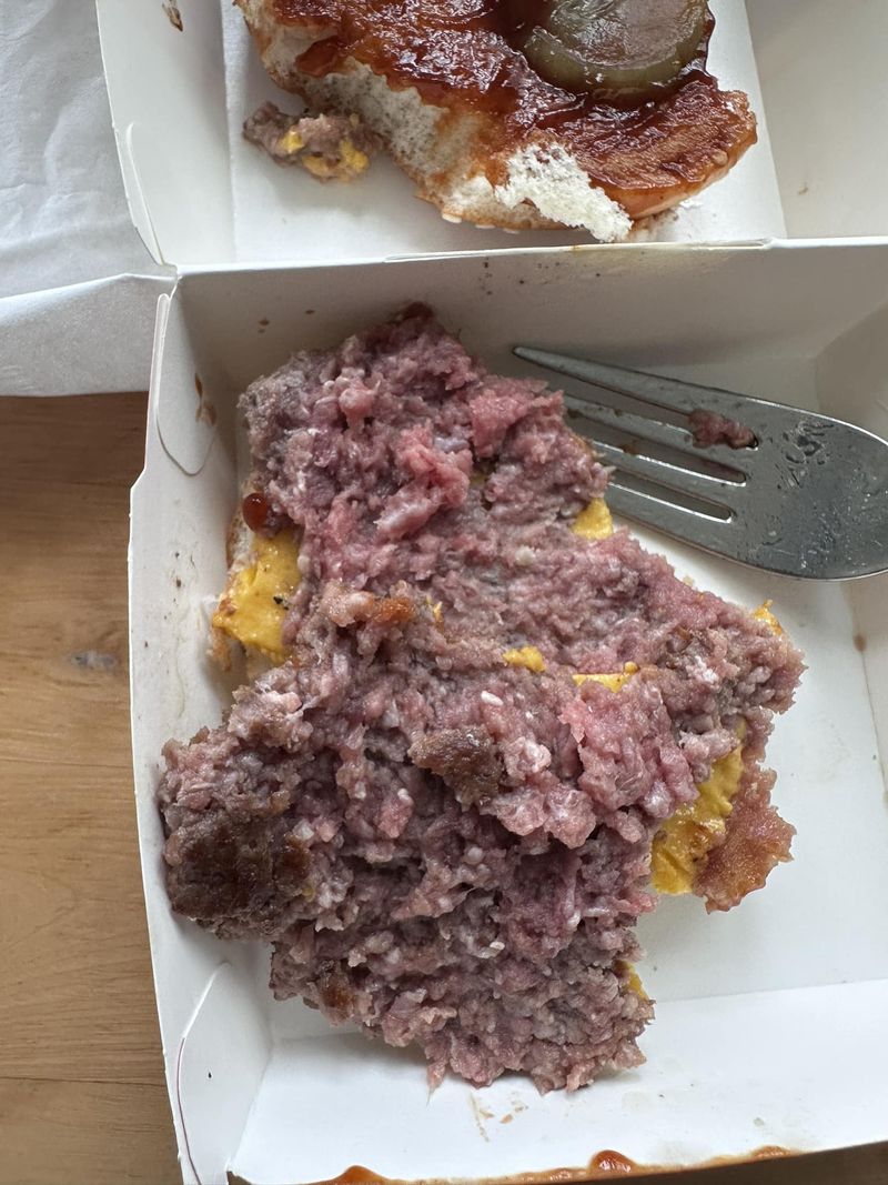 Bikin Mual, Wanita Ini Temukan Daging Burgernya Masih Mentah dan Merah