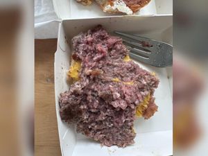 Bikin Mual, Wanita Ini Temukan Daging Burgernya Masih Mentah dan Merah Bikin Mual, Wanita Ini Temukan Daging Burgernya Masih Mentah dan Merah