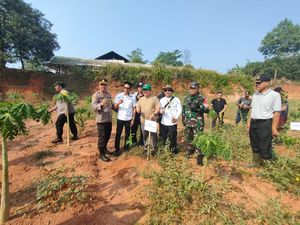 Jalankan Arahan KSAD, Kodim Bogor Tanam Pohon-Bersihkan Saluran Air Warga