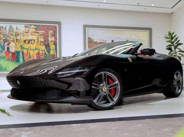 Tampang Ferrari Roma Spider, Mobil Soft Top Buas yang Baru Meluncur di RI