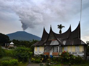 Foto-foto Terkini Gunung Marapi yang Masih Erupsi Foto-foto Terkini Gunung Marapi yang Masih Erupsi