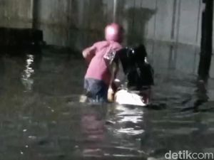 Diguyur Hujan 2 Jam, Dua Desa di Driyorejo Gresik Terendam Banjir Diguyur Hujan 2 Jam, Dua Desa di Driyorejo Gresik Terendam Banjir