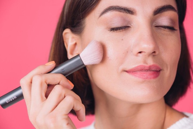 7 Cara Mendapatkan Makeup yang Flawless dan Awet Seharian