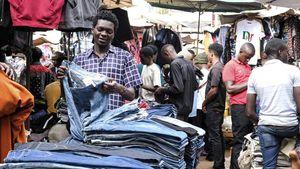 Hiruk Pikuk Pasar Pakaian Bekas di Uganda