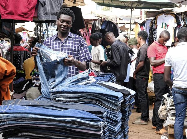 Hiruk Pikuk Pasar Pakaian Bekas di Uganda