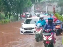 Jalan Dekat Terowongan UI Depok Tergenang, Polisi Sampai Bersihkan Drainase