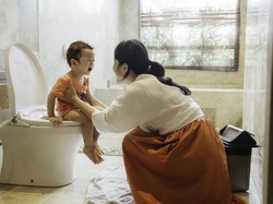 Video: Dokter Anjurkan Anak Laki-laki Belajar BAK dengan Cara Duduk