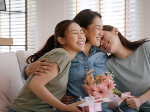 35 Puisi tentang Ibu, Penuh Makna dan Menyentuh Hati 35 Puisi tentang Ibu, Penuh Makna dan Menyentuh Hati