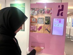 Inovatif! Mahasiswa UI Ciptakan Vending Machine Produk Sanitasi Perempuan