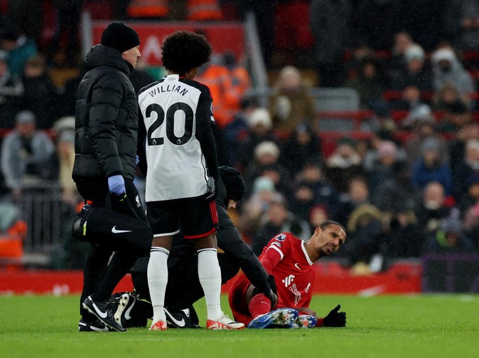 Soccer Football - Premier League - Liverpool v Fulham - Anfield, Liverpool, Britain - December 3, 2023 Liverpools Joel Matip receives medical attention after sustaining an injury REUTERS/Phil Noble NO USE WITH UNAUTHORIZED AUDIO, VIDEO, DATA, FIXTURE LISTS, CLUB/LEAGUE LOGOS OR LIVE SERVICES. ONLINE IN-MATCH USE LIMITED TO 45 IMAGES, NO VIDEO EMULATION. NO USE IN BETTING, GAMES OR SINGLE CLUB/LEAGUE/PLAYER PUBLICATIONS.