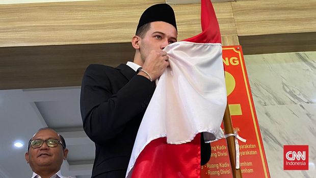 Justin Hubner resmi jadi Warga Negara Indonesia (WNI) usai melakukan pengambilan sumpah di Kanwil Kemenkumham DKI Jakarta, Rabu (6/12).
