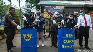 Penampakan Jutaan Rokok dan Miras Ilegal Dimusnahkan di Bekasi