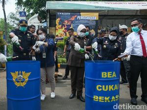 Penampakan Jutaan Rokok dan Miras Ilegal Dimusnahkan di Bekasi