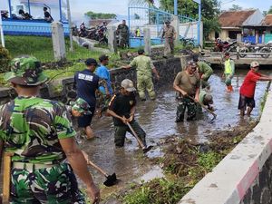 Kala TNI Bersih-bersih Lingkungan