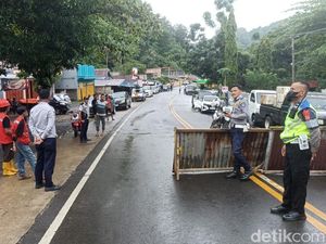 Jalan Poros Camba Maros-Bone Macet 1 Km Malam Ini Usai Penutupan Akses Dibuka