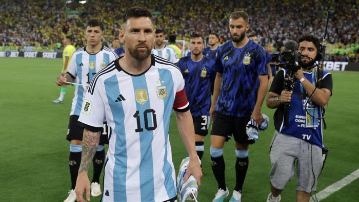 Soccer Football - World Cup - South American Qualifiers - Brazil v Argentina - Estadio Maracana, Rio de Janeiro, Brazil - November 21, 2023 Argentinas Lionel Messi and teammates leave the pitch as fans clash with security staff in the stands causing a delay to the start of the match REUTERS/Ricardo Moraes