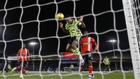 Gabriel Osho kemudian mampu menyetarakan angka di menit ke-25. Arsenal bisa menutup babak pertama dengan keadaan memimpin setelah Gabriel Jesus bikin gol di menit ke-45. Paul Childs/Action Images via Reuters  