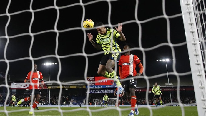 Menang Dramatis Atas Luton, Arsenal Kokoh Puncaki Klasemen Liga Inggris Soccer Football - Premier League - Luton Town v Arsenal - Kenilworth Road, Luton, Britain - December 5, 2023 Arsenal's Gabriel Jesus scores their second goal Action Images via Reuters/Paul Childs NO USE WITH UNAUTHORIZED AUDIO, VIDEO, DATA, FIXTURE LISTS, CLUB/LEAGUE LOGOS OR 'LIVE' SERVICES. ONLINE IN-MATCH USE LIMITED TO 45 IMAGES, NO VIDEO EMULATION. NO USE IN BETTING, GAMES OR SINGLE CLUB/LEAGUE/PLAYER PUBLICATIONS.