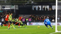 Pada babak kedua, Luton bisa balik memimpin setelah Elijah Adebayo bikin gol di menit ke-49 serta Ross Barkley menggetarkan jala Meriam London pada menit ke-57. Paul Childs/Action Images via Reuters  