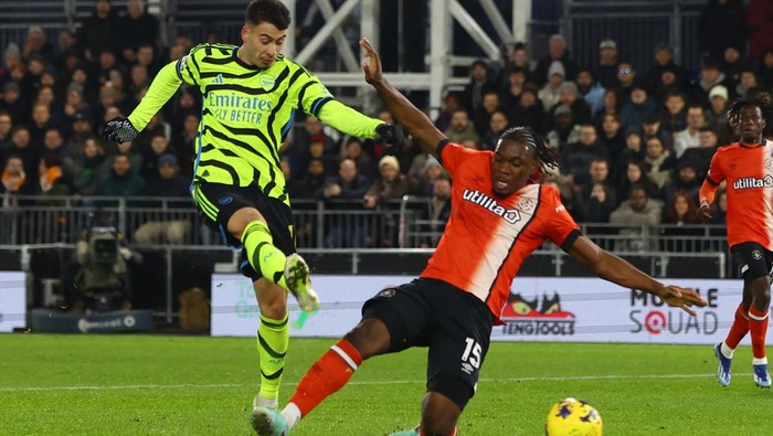 Menang Dramatis Atas Luton, Arsenal Kokoh Puncaki Klasemen Liga Inggris Soccer Football - Premier League - Luton Town v Arsenal - Kenilworth Road, Luton, Britain - December 5, 2023 Arsenal's Gabriel Martinelli scores their first goal Action Images via Reuters/Paul Childs NO USE WITH UNAUTHORIZED AUDIO, VIDEO, DATA, FIXTURE LISTS, CLUB/LEAGUE LOGOS OR 'LIVE' SERVICES. ONLINE IN-MATCH USE LIMITED TO 45 IMAGES, NO VIDEO EMULATION. NO USE IN BETTING, GAMES OR SINGLE CLUB/LEAGUE/PLAYER PUBLICATIONS.