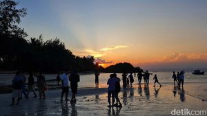Menikmati Indahnya Pantai Walakiri NTT